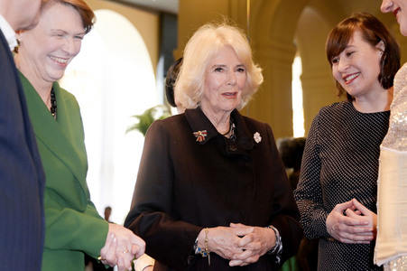 Königin-Gemahlin Camilla und beim Besuch der Komischen Oper in Berlin