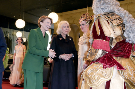 Königin-Gemahlin Camilla und beim Besuch der Komischen Oper in Berlin