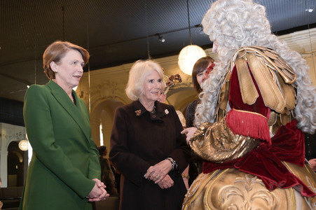 Königin-Gemahlin Camilla und beim Besuch der Komischen Oper in Berlin