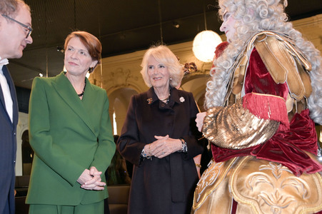 Königin-Gemahlin Camilla und beim Besuch der Komischen Oper in Berlin