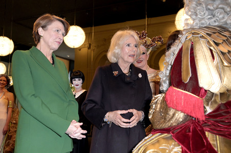 Königin-Gemahlin Camilla und beim Besuch der Komischen Oper in Berlin