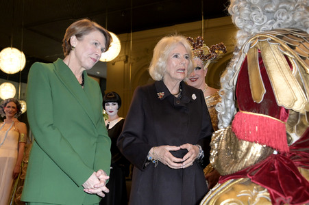 Königin-Gemahlin Camilla und beim Besuch der Komischen Oper in Berlin
