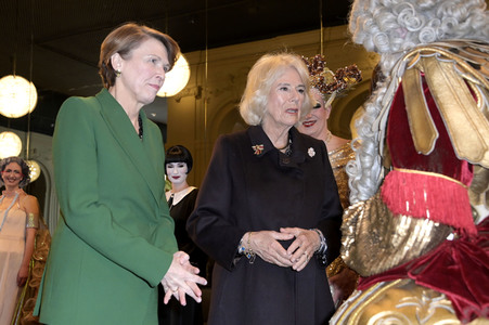 Königin-Gemahlin Camilla und beim Besuch der Komischen Oper in Berlin