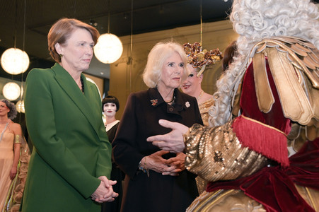 Königin-Gemahlin Camilla und beim Besuch der Komischen Oper in Berlin