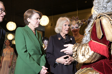 Königin-Gemahlin Camilla und beim Besuch der Komischen Oper in Berlin