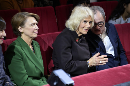 Königin-Gemahlin Camilla und beim Besuch der Komischen Oper in Berlin
