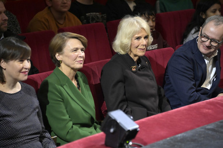 Königin-Gemahlin Camilla und beim Besuch der Komischen Oper in Berlin