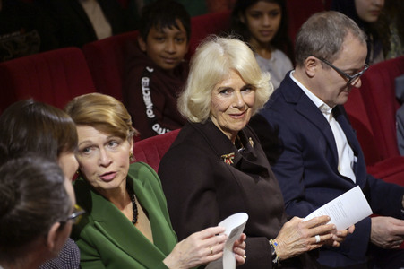 Königin-Gemahlin Camilla und beim Besuch der Komischen Oper in Berlin