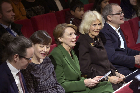 Königin-Gemahlin Camilla und beim Besuch der Komischen Oper in Berlin