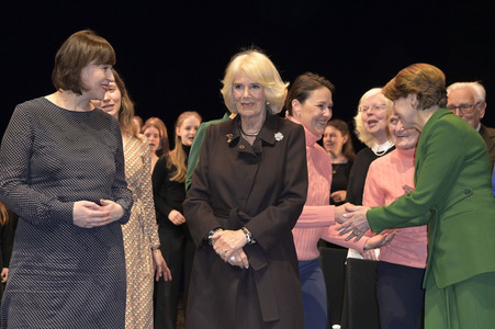 Königin-Gemahlin Camilla und beim Besuch der Komischen Oper in Berlin