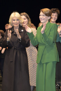 Königin-Gemahlin Camilla und beim Besuch der Komischen Oper in Berlin