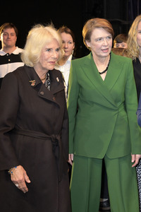 Königin-Gemahlin Camilla und beim Besuch der Komischen Oper in Berlin