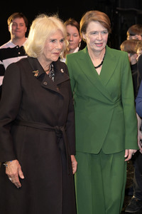 Königin-Gemahlin Camilla und beim Besuch der Komischen Oper in Berlin