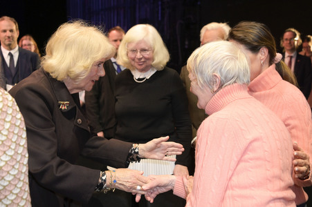 Königin-Gemahlin Camilla und beim Besuch der Komischen Oper in Berlin