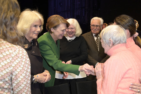 Königin-Gemahlin Camilla und beim Besuch der Komischen Oper in Berlin