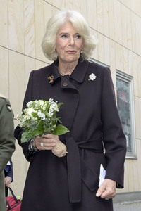 Königin-Gemahlin Camilla und beim Besuch der Komischen Oper in Berlin