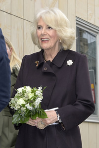 Königin-Gemahlin Camilla und beim Besuch der Komischen Oper in Berlin