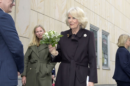 Königin-Gemahlin Camilla und beim Besuch der Komischen Oper in Berlin