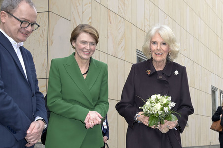 Königin-Gemahlin Camilla und beim Besuch der Komischen Oper in Berlin