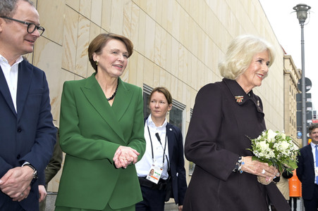 Königin-Gemahlin Camilla und beim Besuch der Komischen Oper in Berlin