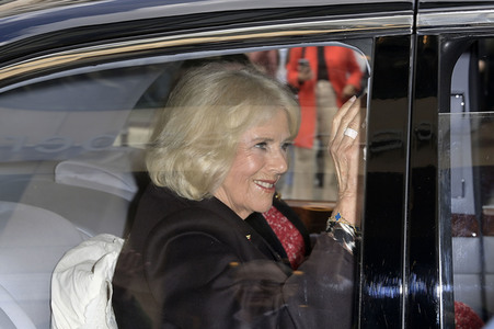 Königin-Gemahlin Camilla und beim Besuch der Komischen Oper in Berlin