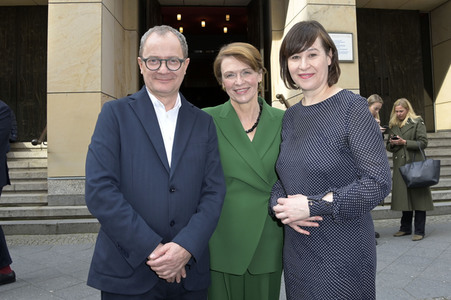 Königin-Gemahlin Camilla und beim Besuch der Komischen Oper in Berlin
