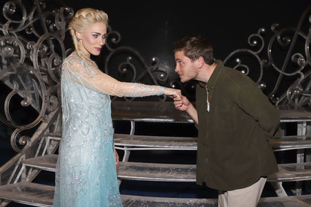Besuch von Jannik Schümann beim Musical 'Die Eiskönigin' in Hamburg