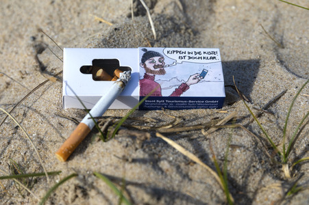 Symbolfoto Rauchen in der Natur