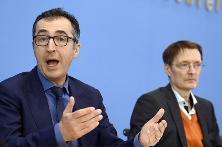 Bundespressekonferenz Cannabis-Gesetzespläne in Berlin