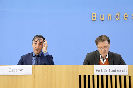 Bundespressekonferenz Cannabis-Gesetzespläne in Berlin