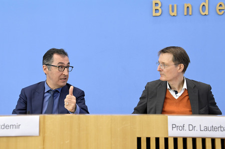Bundespressekonferenz Cannabis-Gesetzespläne in Berlin