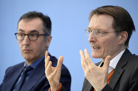 Bundespressekonferenz Cannabis-Gesetzespläne in Berlin