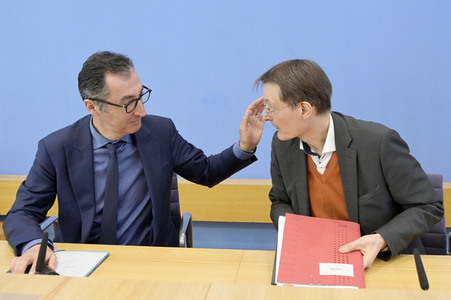 Bundespressekonferenz Cannabis-Gesetzespläne in Berlin