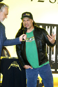 Autogrammstunde von Robert Trujillo in Berlin