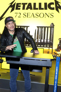 Autogrammstunde von Robert Trujillo in Berlin
