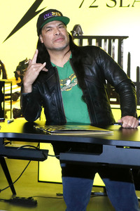 Autogrammstunde von Robert Trujillo in Berlin