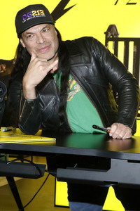 Autogrammstunde von Robert Trujillo in Berlin