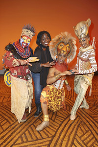 Besuch von Auma Obama beim Musical 'Der König der Löwen' in Hamburg