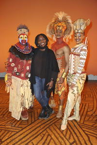 Besuch von Auma Obama beim Musical 'Der König der Löwen' in Hamburg