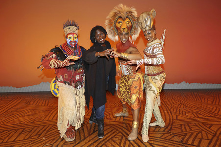 Besuch von Auma Obama beim Musical 'Der König der Löwen' in Hamburg