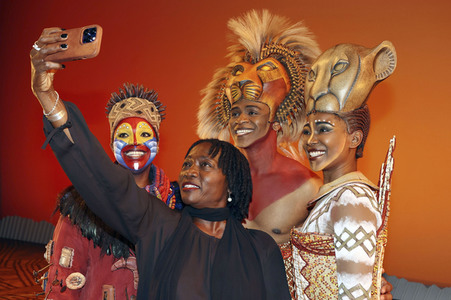 Besuch von Auma Obama beim Musical 'Der König der Löwen' in Hamburg