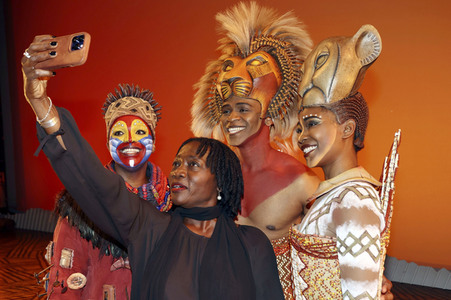 Besuch von Auma Obama beim Musical 'Der König der Löwen' in Hamburg