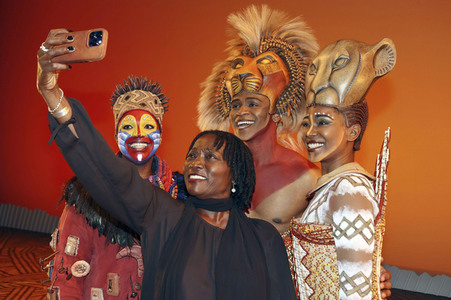 Besuch von Auma Obama beim Musical 'Der König der Löwen' in Hamburg