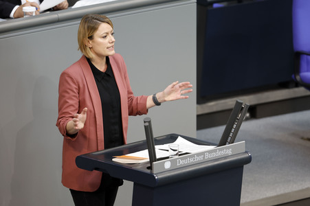 100. Sitzung des Deutschen Bundestages in Berlin