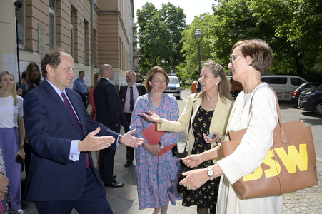 Schulbesuch von Prinz Edward und Bettina Stark-Watzinger in Berlin