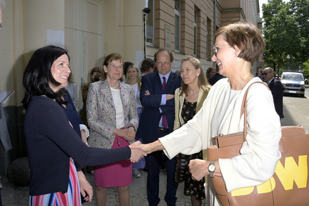 Schulbesuch von Prinz Edward und Bettina Stark-Watzinger in Berlin