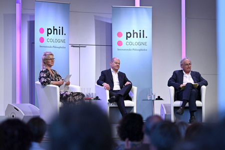 Axel Honneth und Olaf Scholz auf der phil.Cologne 2023 in Köln
