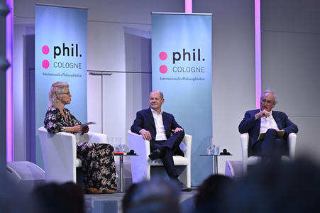 Axel Honneth und Olaf Scholz auf der phil.Cologne 2023 in Köln
