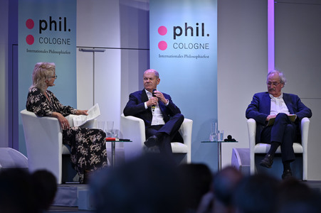 Axel Honneth und Olaf Scholz auf der phil.Cologne 2023 in Köln