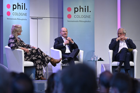 Axel Honneth und Olaf Scholz auf der phil.Cologne 2023 in Köln
